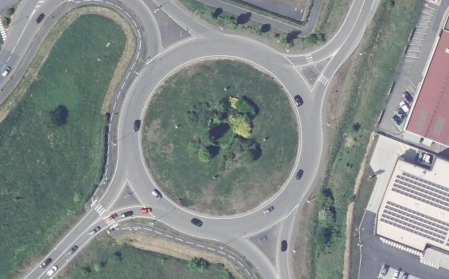 Vue aérienne du Rond-point anonyme n°30645522