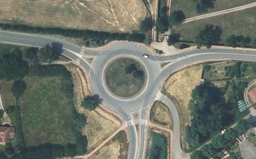 Vue aérienne du Rond-point anonyme n°306481970