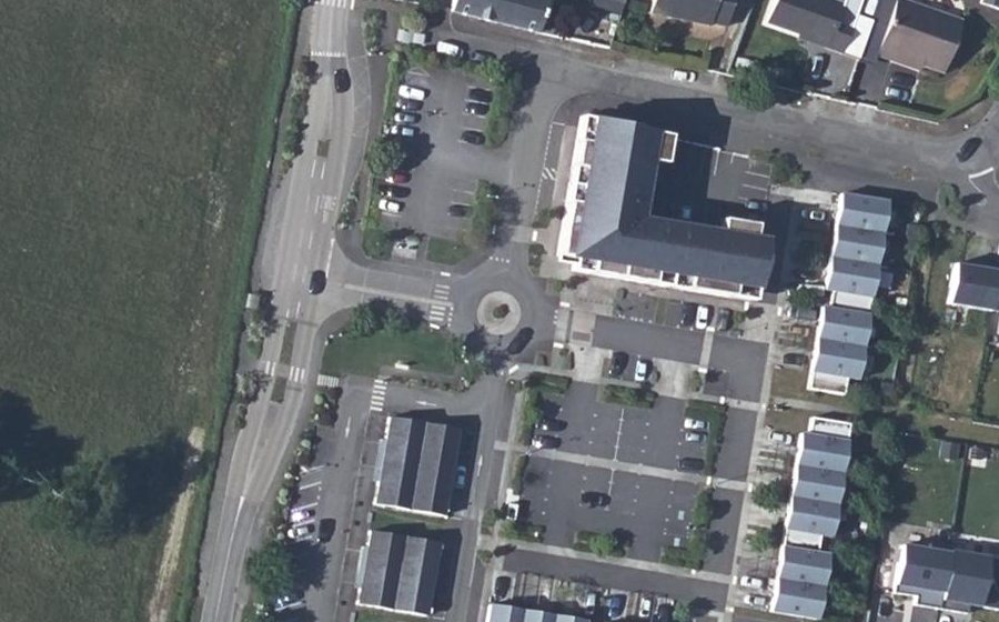 Vue aérienne du Rond-point anonyme n°306483785