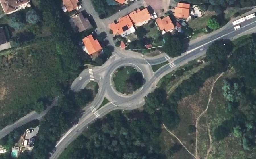 Vue aérienne du Rond-point anonyme n°306484763
