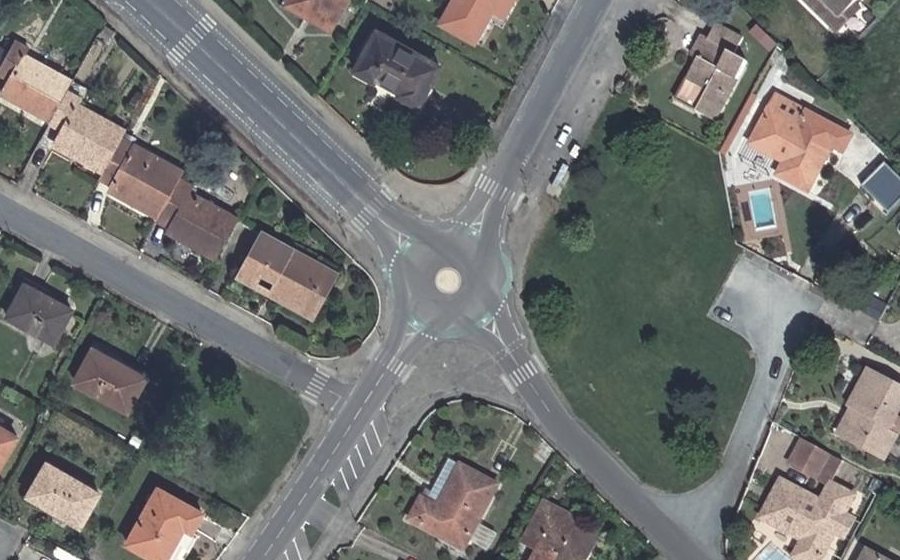 Vue aérienne du Rond-point anonyme n°30648785