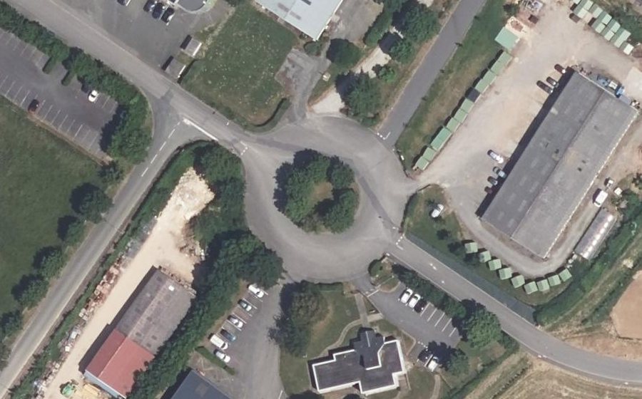 Vue aérienne du Rond-point anonyme n°30649708