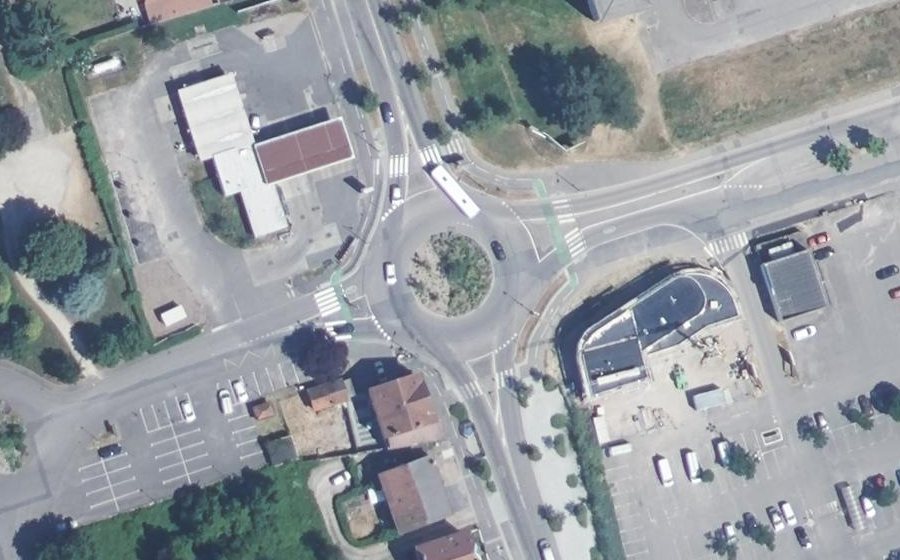 Vue aérienne du Rond-point anonyme n°30650133