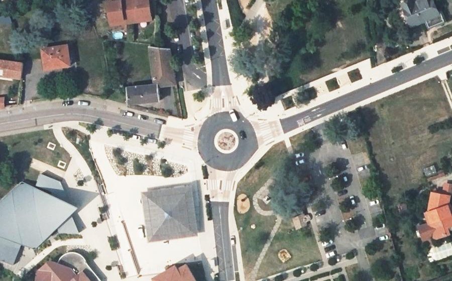 Vue aérienne du Rond-point anonyme n°306523597