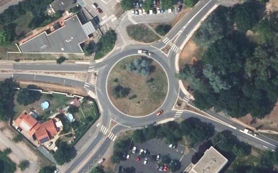 Vue aérienne du Rond-point anonyme n°306523598