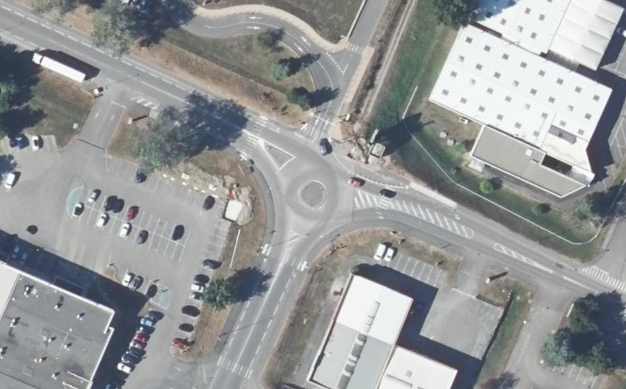 Vue aérienne du Rond-point anonyme n°306532245