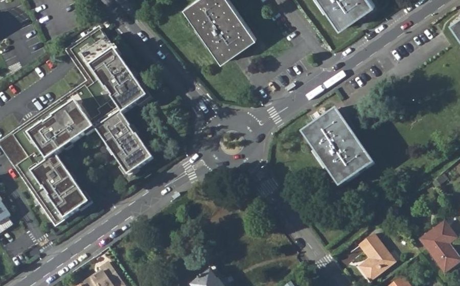 Vue aérienne du Rond-point anonyme n°30654795