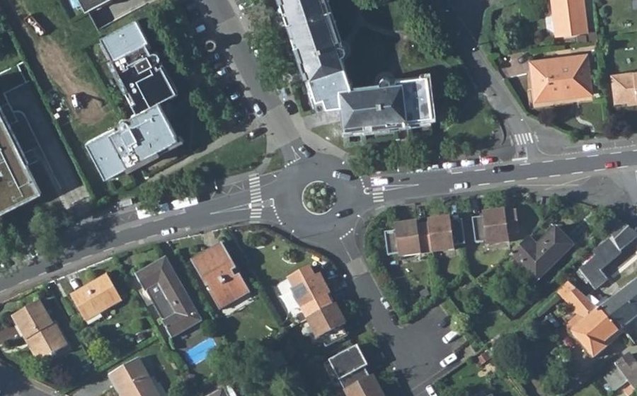 Vue aérienne du Rond-point anonyme n°30654978