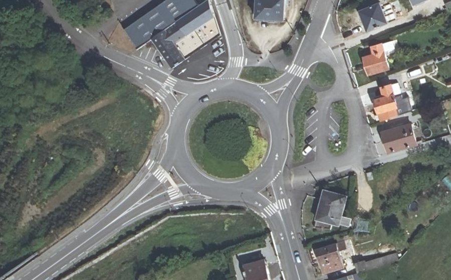 Vue aérienne du Rond-point anonyme n°306563278