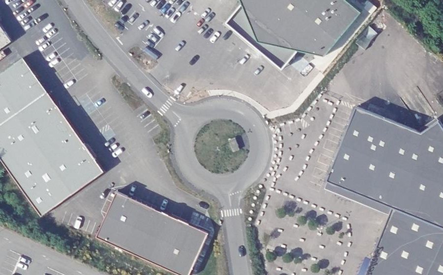 Vue aérienne du Rond-point anonyme n°30660824