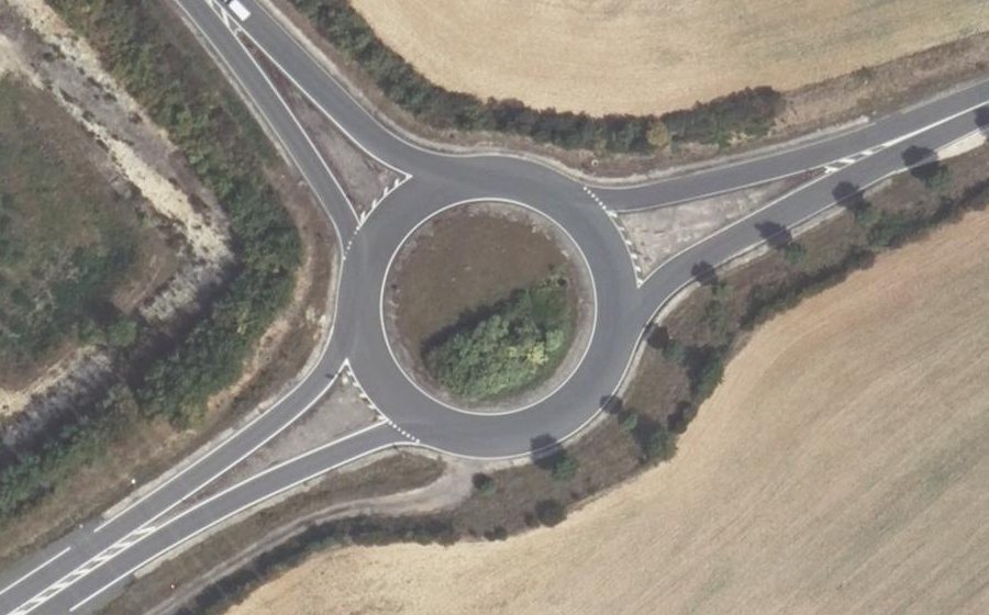 Vue aérienne du Rond-point anonyme n°30663572