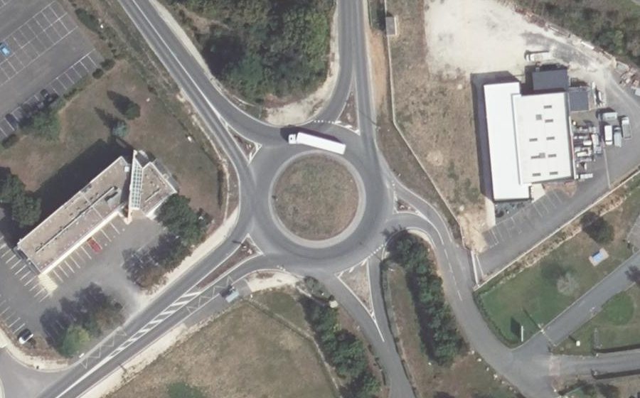 Vue aérienne du Rond-point anonyme n°30663604