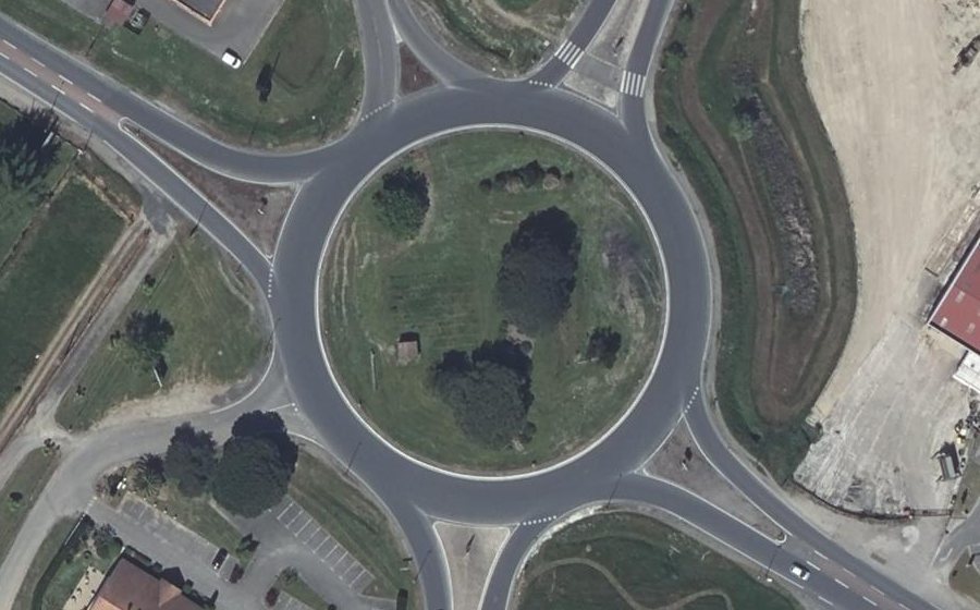 Vue aérienne du Rond-point anonyme n°30664439