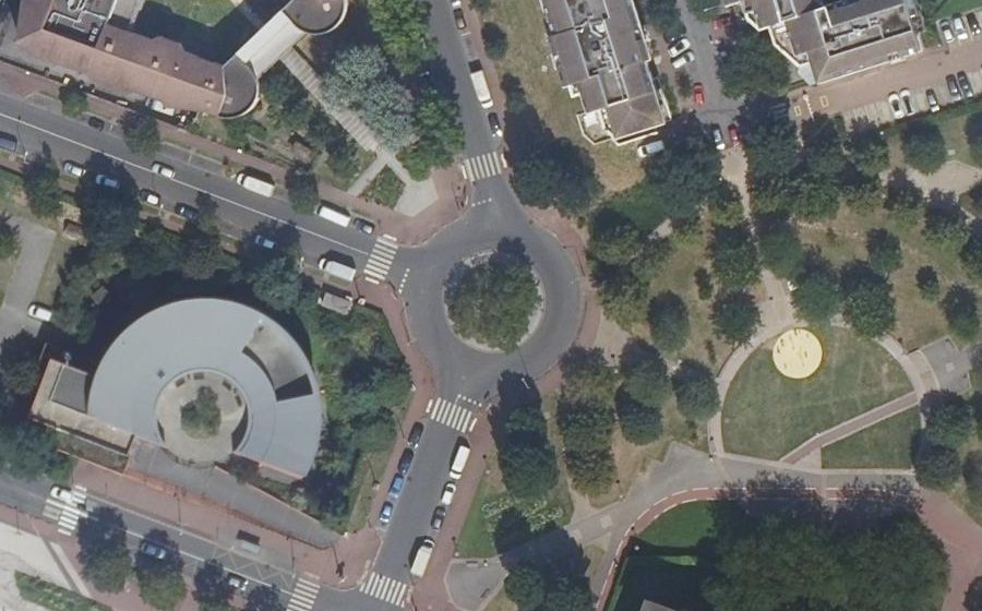 Vue aérienne du Rond-point anonyme n°30670725