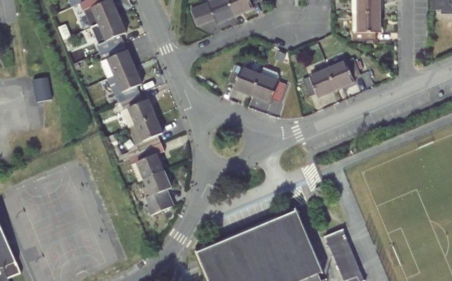 Vue aérienne du Rond-point anonyme n°306708711