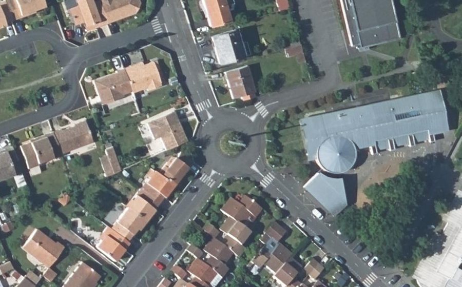 Vue aérienne du Rond-point anonyme n°30671590