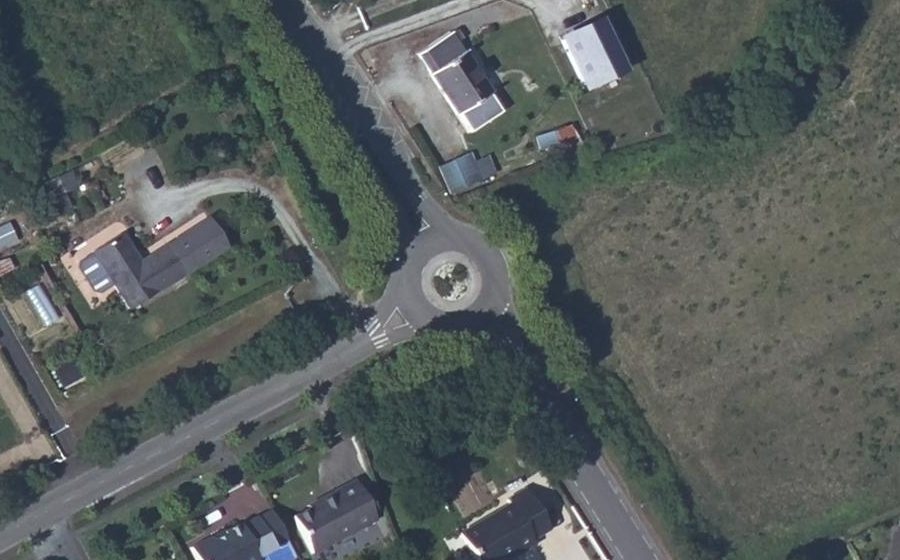 Vue aérienne du Rond-point anonyme n°306794543