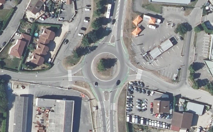 Vue aérienne du Rond-point anonyme n°306834285