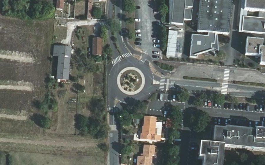 Vue aérienne du Rond-point anonyme n°307003877