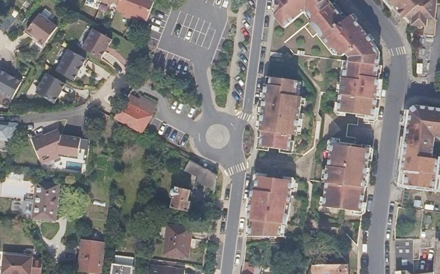 Vue aérienne du Rond-point anonyme n°307068403