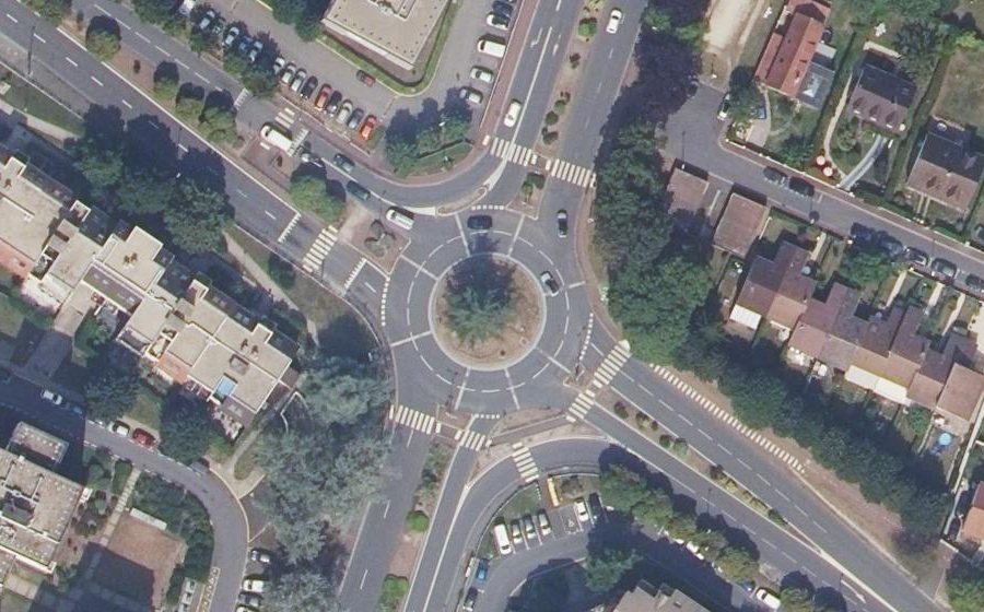 Vue aérienne du Rond-point anonyme n°307068412