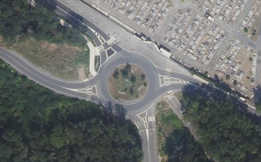 Vue aérienne du Rond-point anonyme n°307072912