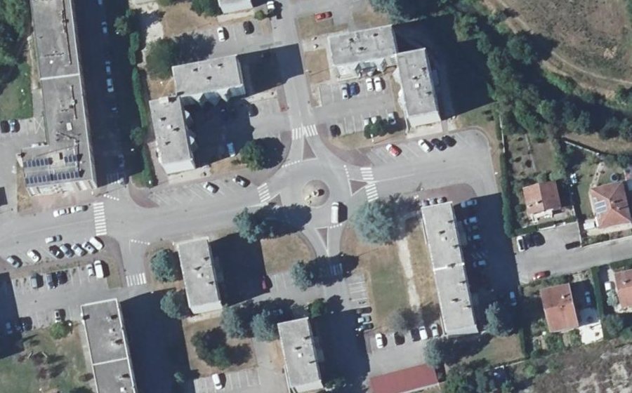 Vue aérienne du Rond-point anonyme n°307081752