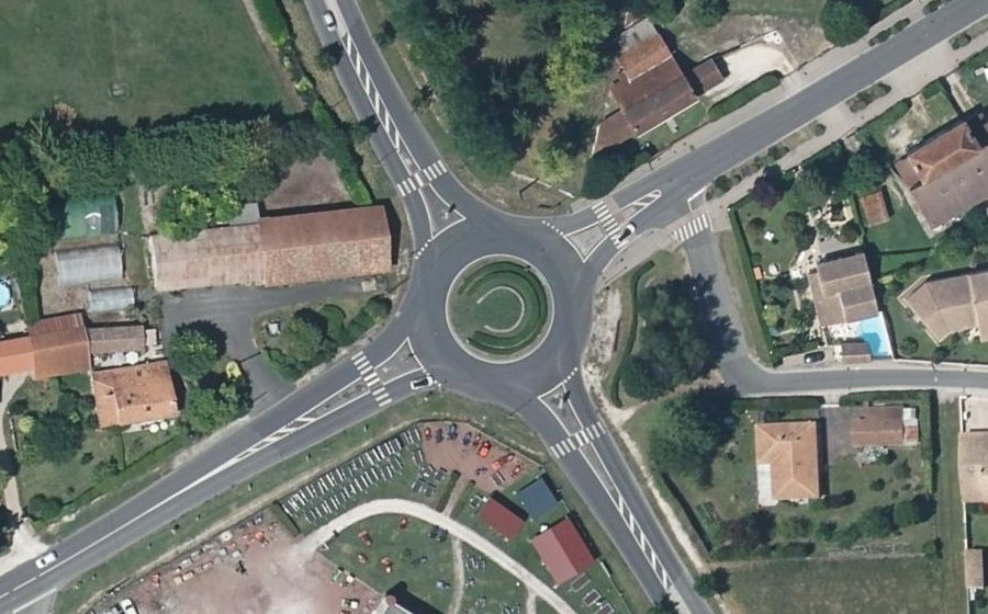 Vue aérienne du Rond-point anonyme n°30711720