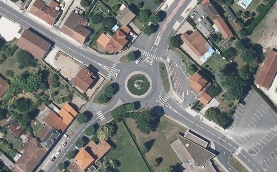 Vue aérienne du Rond-point anonyme n°30711784