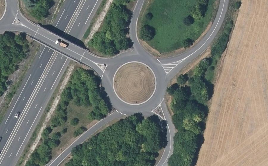 Vue aérienne du Rond-point anonyme n°30711934
