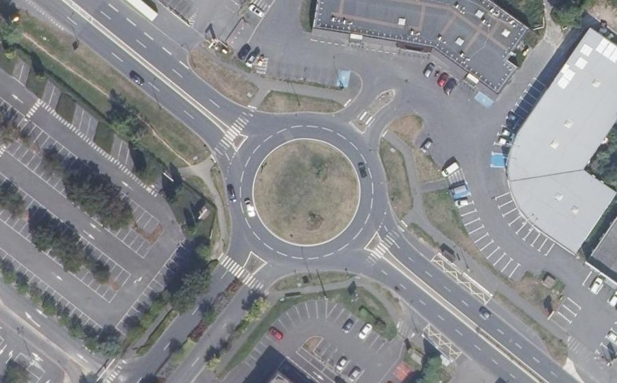 Vue aérienne du Rond-point anonyme n°307129260