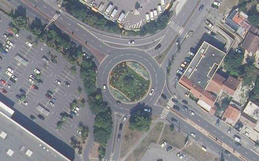 Vue aérienne du Rond-point anonyme n°307129261