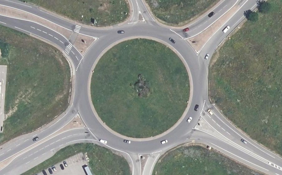 Vue aérienne du Rond-point anonyme n°30720308