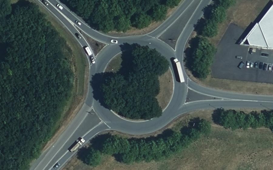 Vue aérienne du Rond-point anonyme n°30726299