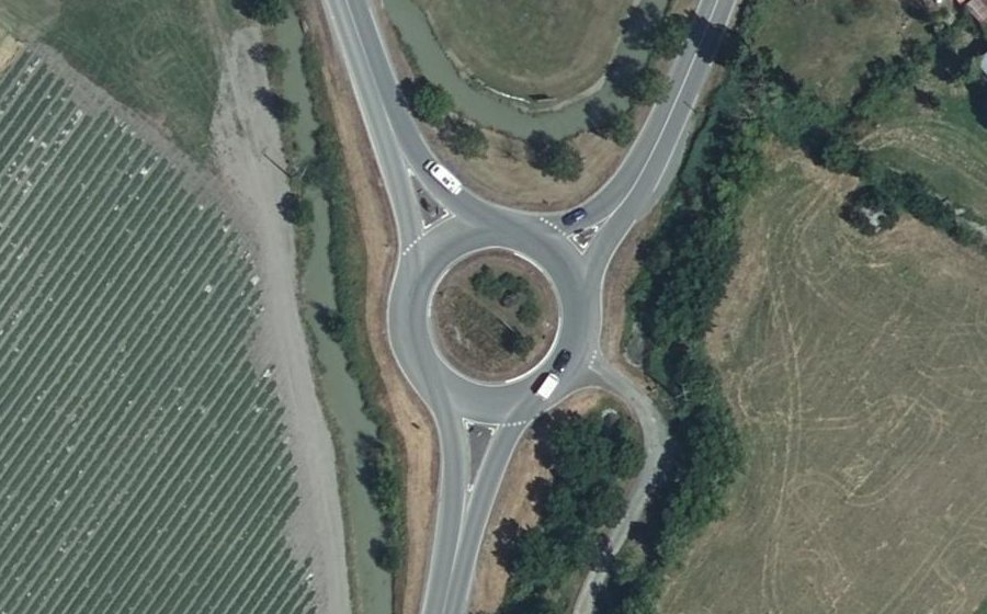 Vue aérienne du Rond-point anonyme n°30726320
