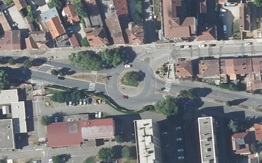 Vue aérienne du Rond-point anonyme n°307275771