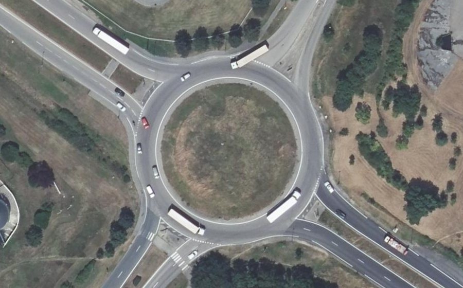 Vue aérienne du Rond-point anonyme n°307286512
