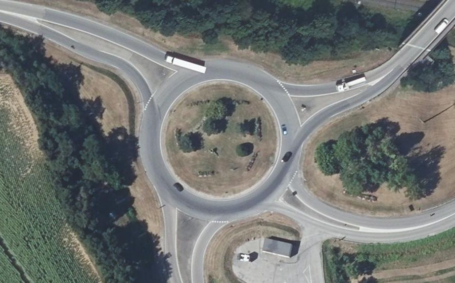 Vue aérienne du Rond-point anonyme n°307288342