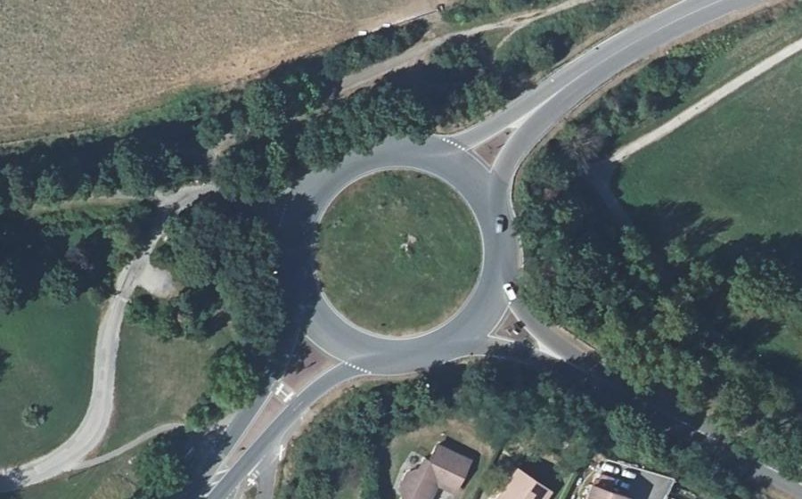 Vue aérienne du Rond-point anonyme n°307288349