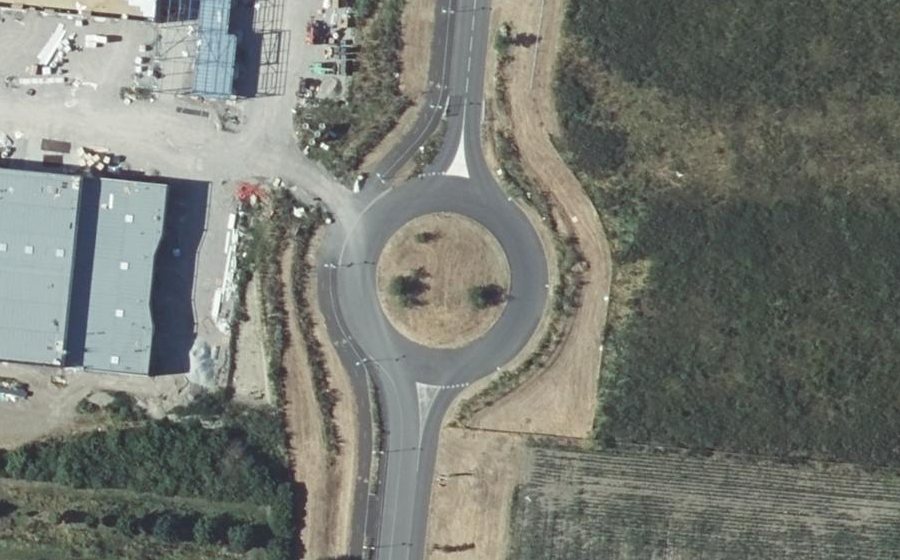 Vue aérienne du Rond-point anonyme n°307291458