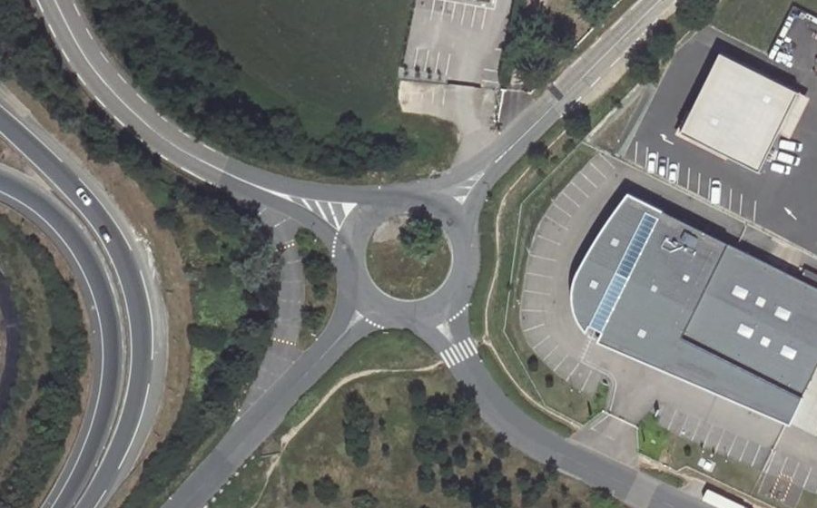 Vue aérienne du Rond-point anonyme n°30730347