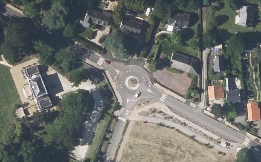 Vue aérienne du Rond-point anonyme n°307322971