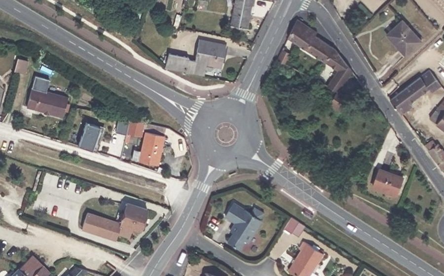 Vue aérienne du Rond-point anonyme n°30733231
