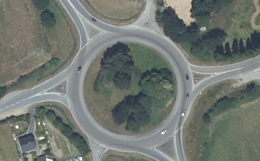 Vue aérienne du Rond-point anonyme n°30737692