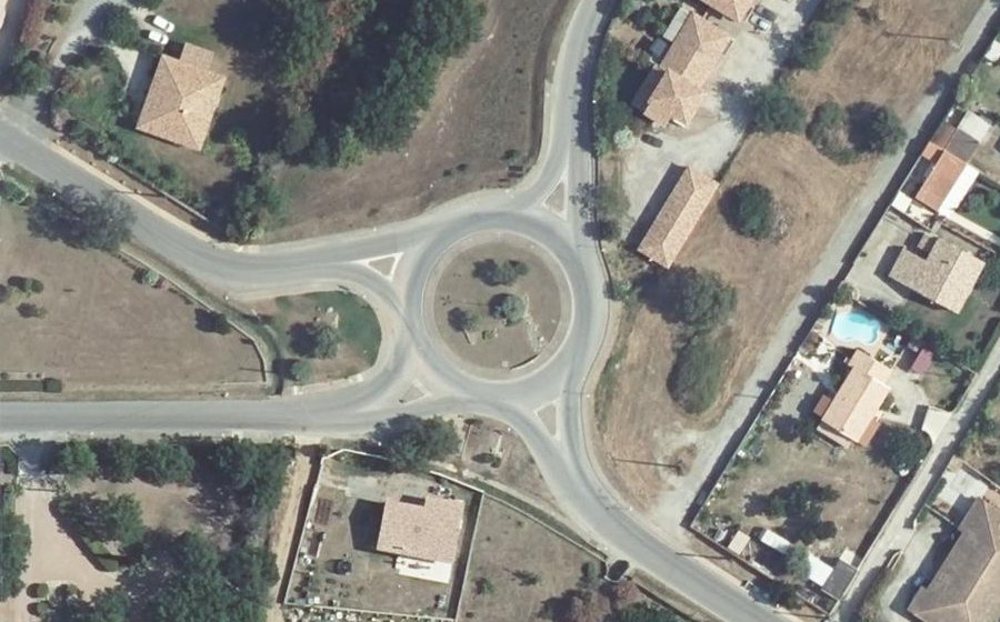 Vue aérienne du Rond-point anonyme n°30738504