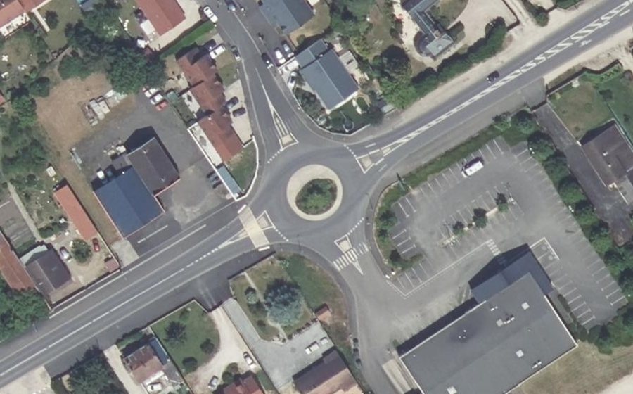 Vue aérienne du Rond-point anonyme n°307402756