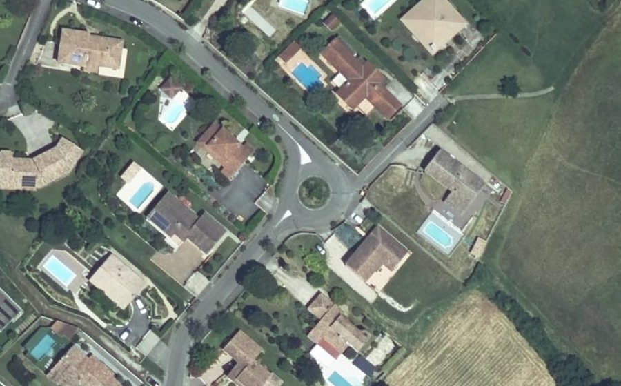 Vue aérienne du Rond-point anonyme n°307407909