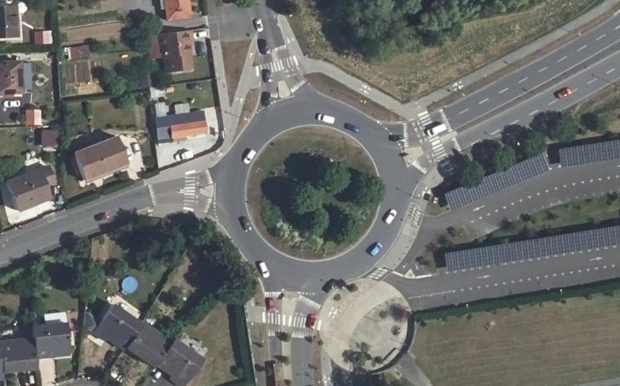 Vue aérienne du Rond-point anonyme n°307415522