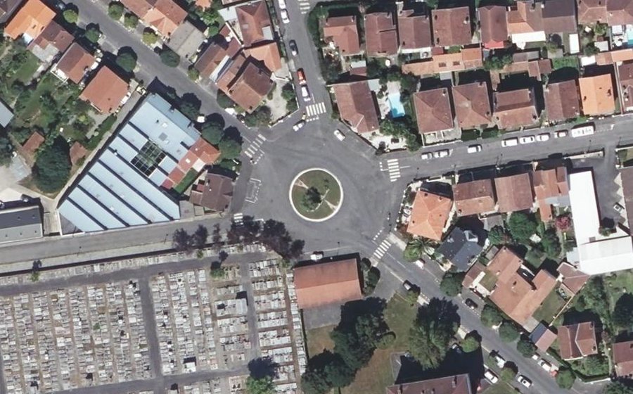 Vue aérienne du Rond-point anonyme n°30742624