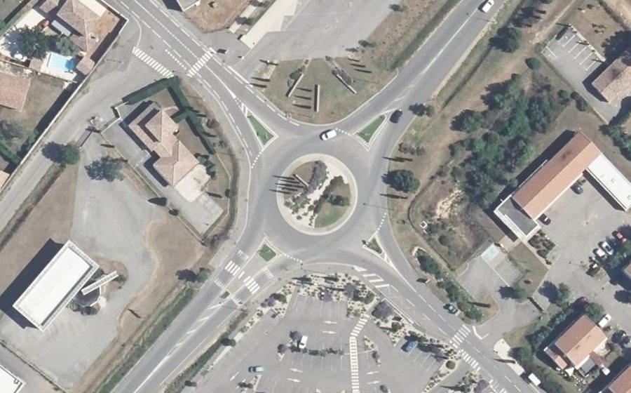 Vue aérienne du Rond-point anonyme n°307442849